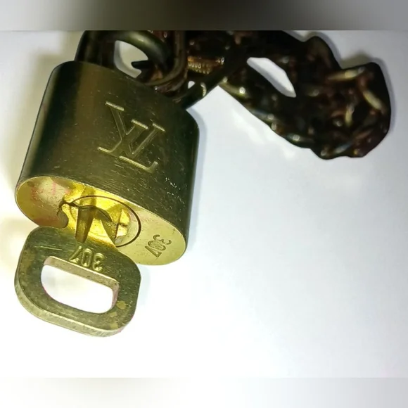 Louis Vuitton Gold Padlock #307 with Key & Unbranded Gold Tone Chain Included - Picture 2 of 15